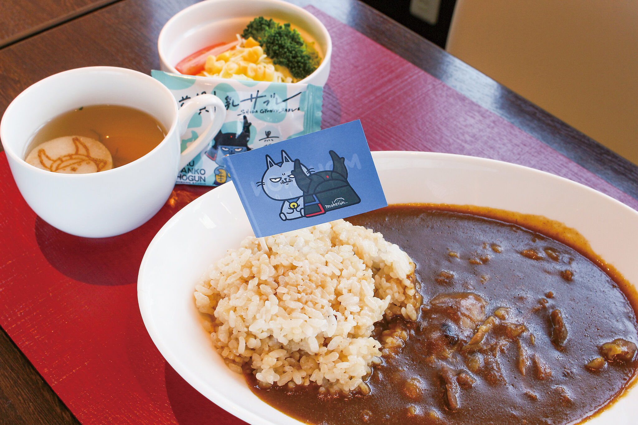 近江牛牛すじ煮込みカレー | ひこにゃんカフェ by MOHERON STUDIO